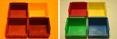 Links: 3 bakjes lijken rood en 1 geel. Rechts: 4, namelijk rood, geel, groen, blauw. Zie bijschrift onder afbeelding